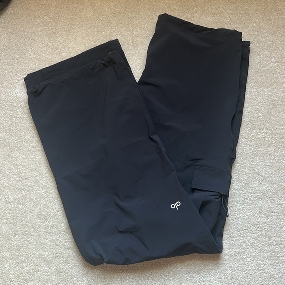 NWOT Alo Yoga Megastar Cargo Pants Black Small - Picture 14 of 16